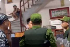 Khởi tố bị can đối tượng hành hạ, cấm con đẻ đến trường