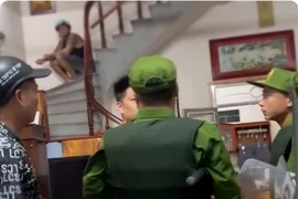 Khởi tố bị can đối tượng hành hạ, cấm con đẻ đến trường