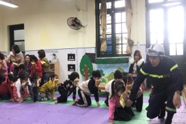 Hơn 350 học sinh trải nghiệm thoát nạn trong đám cháy