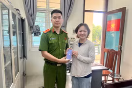 Công an xã Quang Minh trao trả tài sản cho du khách nước ngoài
