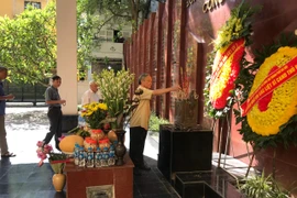 Câu lạc bộ sĩ quan hưu trí Công an Thủ đô dâng hương tưởng nhớ các Anh hùng liệt sĩ 