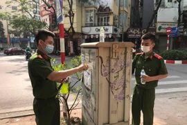 Bóc gỡ tờ rơi, biển quảng cáo, trả lại cảnh quan đô thị đẹp chào SEA Games 31