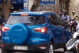 Thấy xe ô tô đi vào đường cấm gây cản trở giao thông, người dân quay clip gửi công an