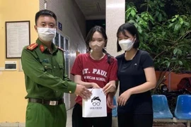 Đi mua hàng bị cầm nhầm túi xách, hai du khách Hàn Quốc được công an giúp tìm lại