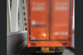 Lái xe đi vào đường cấm trên cầu Thăng Long và cái kết 