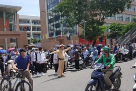 Cảnh sát giao thông Thủ đô “đội nắng”, hướng dẫn thí sinh ra về sau khi kết thúc môn thi cuối cùng