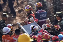 Vụ lở đất ở Trung Quốc: Sống sót "thần kỳ" sau 3 ngày bị vùi lấp trong đống đổ nát