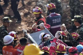 Vụ lở đất ở Trung Quốc: Sống sót "thần kỳ" sau 3 ngày bị vùi lấp trong đống đổ nát