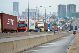 Container va chạm với ô tô 7 chỗ, cầu Phú Mỹ kẹt xe kéo dài