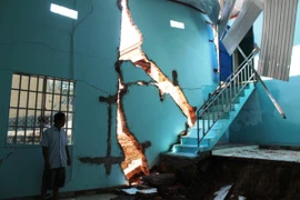 Nhiều căn nhà nứt toác và sụt xuống sông 