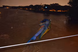 Sà lan gần 500 tấn đâm vào cầu, 3 người thoát chết