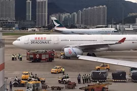 Ô tô đâm vào máy bay chở 295 người ở Hồng Kông