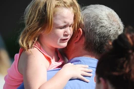 Mỹ: Thiếu niên bắn chết cha rồi đến trường tiểu học xả súng