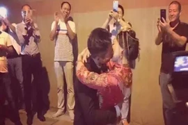 Tắc đường, cô dâu chú rể kết hôn trong đường hầm