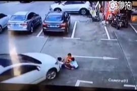 Tai nạn thương tâm: 3 trẻ em bị cuốn vào gầm ô tô