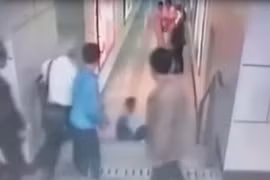 Video kẻ trốn truy nã ngã dúi dụi vì bị ngáng chân