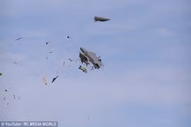 Video chiến đấu cơ mô hình vỡ tan khi đang bay lượn