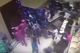 Sốc với cảnh người dân Trung Quốc xô sập cửa để được mua nhà