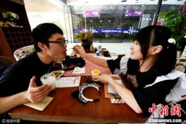 Quán cà phê có "hầu gái" tận tình đút thức ăn cho khách