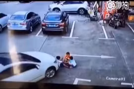 Tai nạn thương tâm: 3 trẻ em bị cuốn vào gầm ô tô