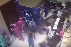 Sốc với cảnh người dân Trung Quốc xô sập cửa để được mua nhà