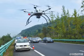 Cảnh sát dùng UAV phát hiện lái xe vi phạm luật giao thông