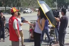 Đeo kính đen, cầm ô khi tác nghiệp, nữ phóng viên bị đình chỉ công tác