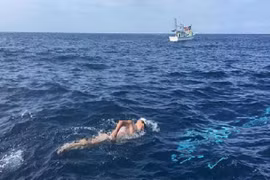 Ông lão 73 tuổi bơi liên tục 10 giờ qua eo biển