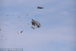 Video chiến đấu cơ mô hình vỡ tan khi đang bay lượn