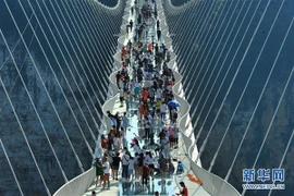 Trung Quốc mở cửa trở lại cầu kính cao nhất thế giới