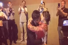 Tắc đường, cô dâu chú rể kết hôn trong đường hầm