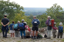 Máy bay Air France trút hàng chục tấn nhiên liệu xuống rừng gần Paris