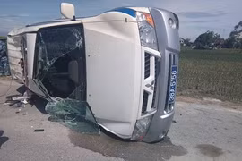 Xe CSGT lật nghiêng trên đường