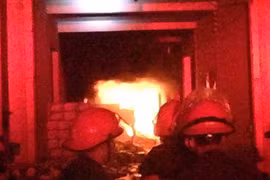 Cháy hàng nghìn m2 nhà xưởng làng nghề La Phù