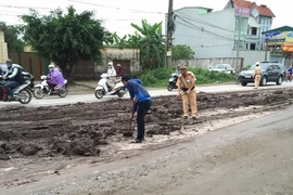 Trong nửa giờ, hàng trăm mét “bẫy bùn” được CSGT dọn sạch 