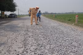 Giữa trưa nắng gắt, CSGT dọn “bẫy sỏi” trên quốc lộ 21B