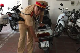 Đeo biển kiểm soát giả, lái xe bỏ trốn khi “giáp mặt” CSGT