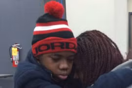 Cậu bé 13 tuổi đoàn tụ với mẹ đẻ sau 4 năm bị cha và mẹ kế giam giữ