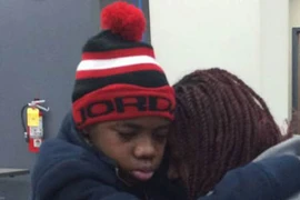 Cậu bé 13 tuổi đoàn tụ với mẹ đẻ sau 4 năm bị cha và mẹ kế giam giữ