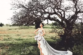 "Cô dâu" Nguyễn Oanh khoe vẻ đẹp gợi cảm trong bộ váy cưới đính 5.000 hạt pha lê