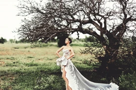 "Cô dâu" Nguyễn Oanh khoe vẻ đẹp gợi cảm trong bộ váy cưới đính 5.000 hạt pha lê