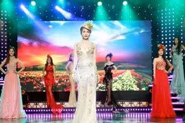 Hoa hậu Lê Thanh Thúy làm vedette trong show thời trang đầu năm mới