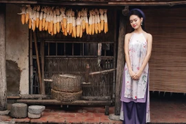 "Cô gái vàng" của Hoa hậu Việt Nam rạng rỡ du xuân ở làng cổ