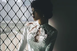 Người mẫu Bằng Lăng đầy cảm xúc trong tà áo dài truyền thống