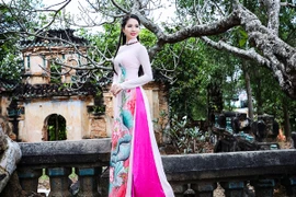 Hoa hậu Dương Kim Ánh rạng ngời đi lễ chùa