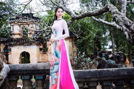 Hoa hậu Dương Kim Ánh rạng ngời đi lễ chùa