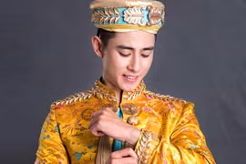 Nam vương Nguyễn Tiến Đạt được NTK Võ Việt Chung "chăm chút"