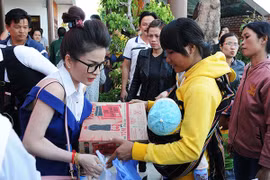 Hoa hậu Lê Thanh Thúy giản dị đi làm từ thiện