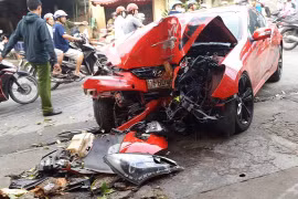 Dùng xà beng cậy giải cứu tài xế mắc kẹt trong "xế hộp" đâm cây xanh