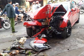 Dùng xà beng cậy giải cứu tài xế mắc kẹt trong "xế hộp" đâm cây xanh